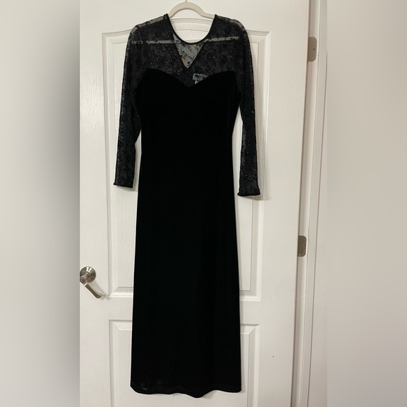 Vintage 90s velvet dress with intricate sleeve detail. - Picture 2 of 7